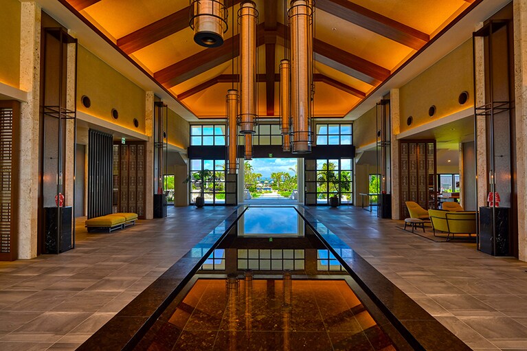 美しい空間でゲストを歓迎するエントランス。