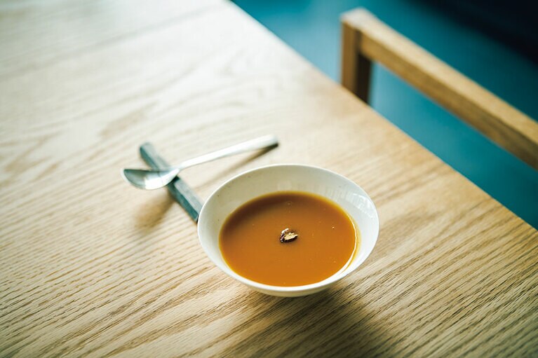 お茶を楽しむ90分のコースの最後に登場するデザート、カボチャのお粥。（ホウォル）