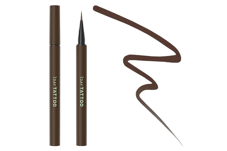 02 ダークブラウン。03よりさらに暗くて深く、でも黒とは違うブラウン。目元を際立てつつ柔らかさも添える。