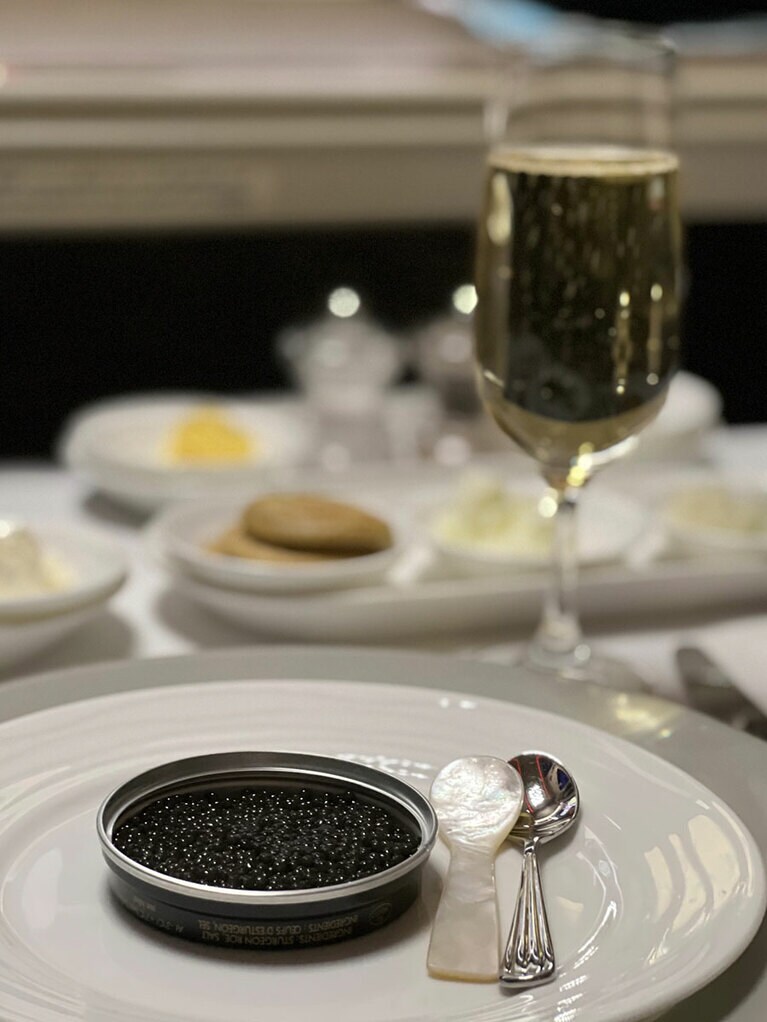 軽食のメニューもキャビアがあるのはエミレーツ航空だけかもしれない。