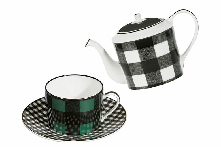 ティーソーサーは組み合わせが自由。ポットと揃えてみても。左から：Check'n' Dior Tea Cup 16,500円＋TEA Saucer 6,900円、Check'n' Dior Tea Pot 61,000円／ディオールメゾン(クリスチャン ディオール)