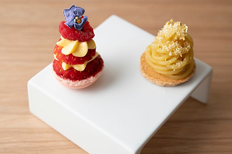 左：イチゴマカロン、右：さつまいもモンブラン。