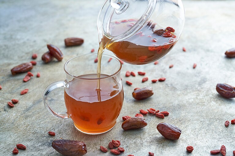 【9:00 pm／お休み前に「スリープティー」】より深い眠りを求めるゲストには、オプションで「シグネチャースリープティー」も。幸せホルモンとよばれるセロトニンの生成を助けるデーツなどを含み、これで安眠の準備は完璧。2,050円