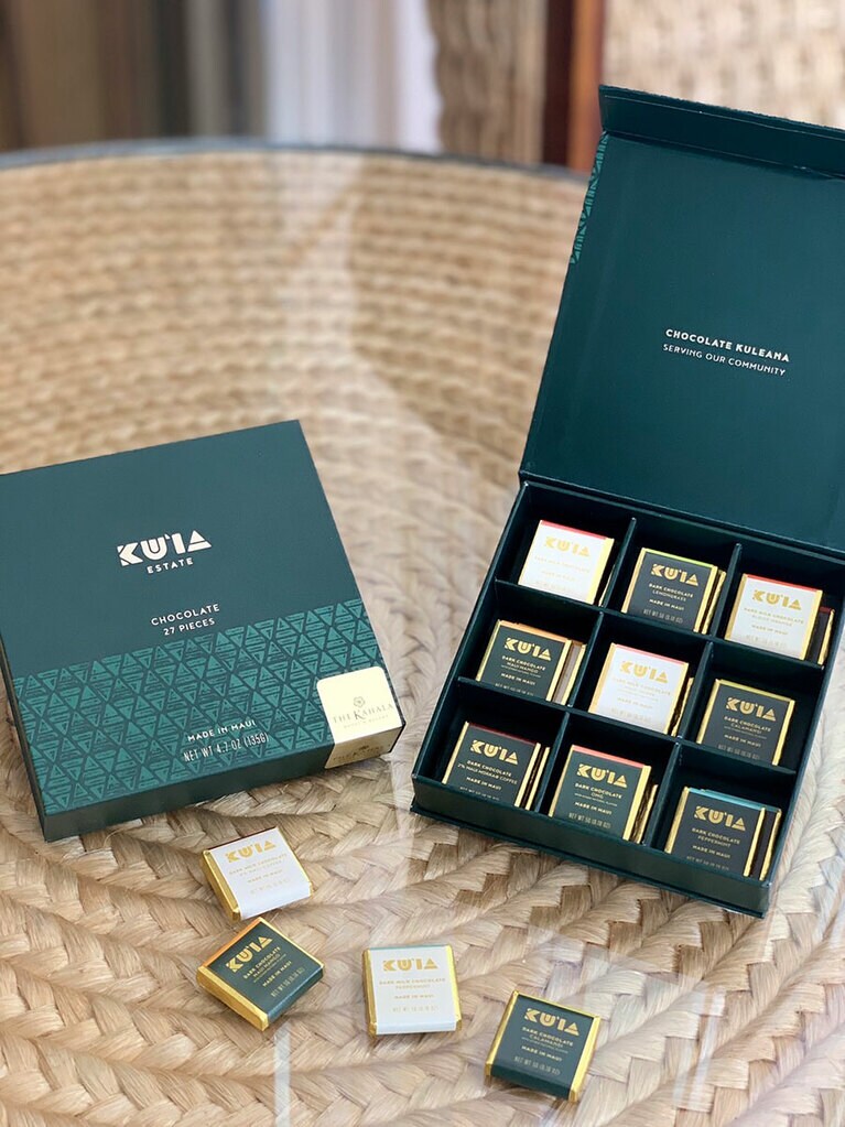 カハラのロゴ入り箱(ダークチョコ18個、ミルク9個、計27個) 56ドル。