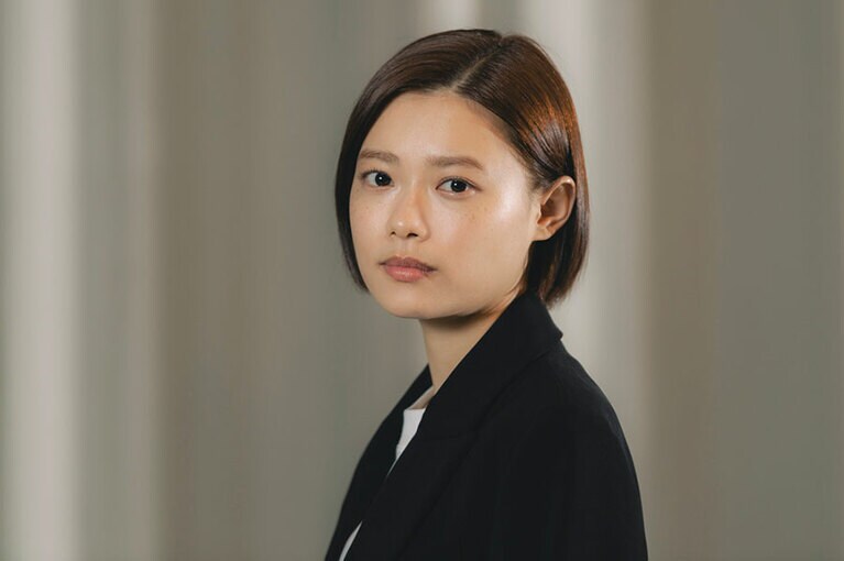 記憶障害の脳外科医、川内ミヤビを演じる杉咲花さん。