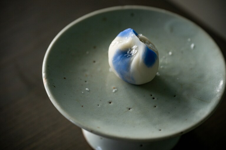 季節の上生菓子「波」800円。