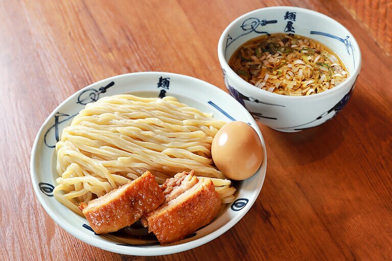 つややかな麺に魚介出汁の効いたスープがマッチ。麺屋武蔵 特製つけ麺／麺屋武蔵 ＊煮卵は付いていません。