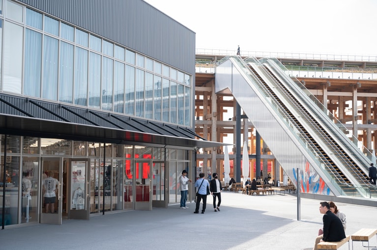 大阪万博会場内「ウォータープラザマーケットプレイス西」にある、アーバンリサーチ店舗。