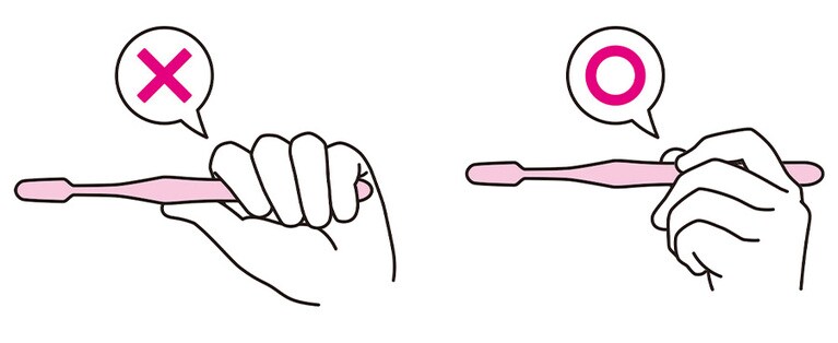 歯ブラシの持ち方は「ペン」。©森マサコ