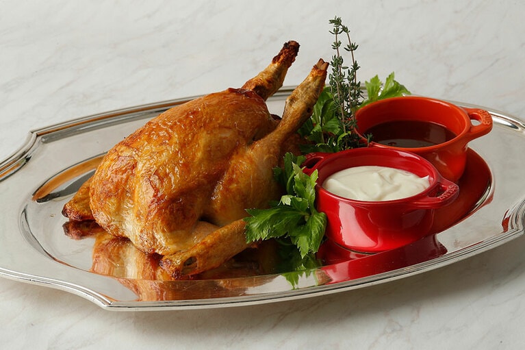 「ローストチキン」5,508円（3～4人前・ソース、ポテトピューレ付）、ビーフパイ4本付きセット 7,128円（ともに税込）。5日前までに要予約。