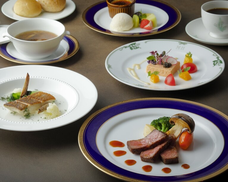 「信州サーモンと帆立貝のムース」「国産牛の低温調理」「信州産紅玉りんごのクレームブリュレ」など、冬の美味をたっぷり盛り込んだディナーコース「こぶし」（全5品）18,975円（要予約、提供期間：2026年4月2日まで）。