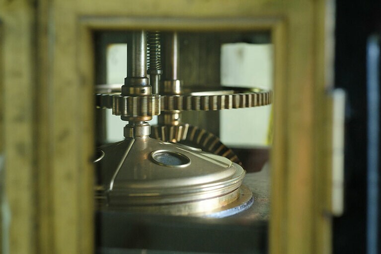 当時は灯台守が巻き上げていたという。1961年に錘に代わって小型モーターが導入された。