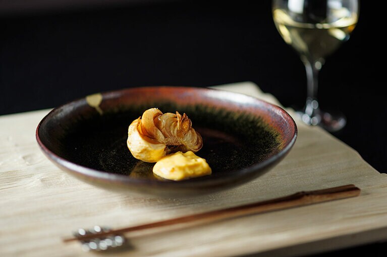 百合根のムニエルは、乳酸発酵のすんき(漬物)を加えたベアルネーズソースで。