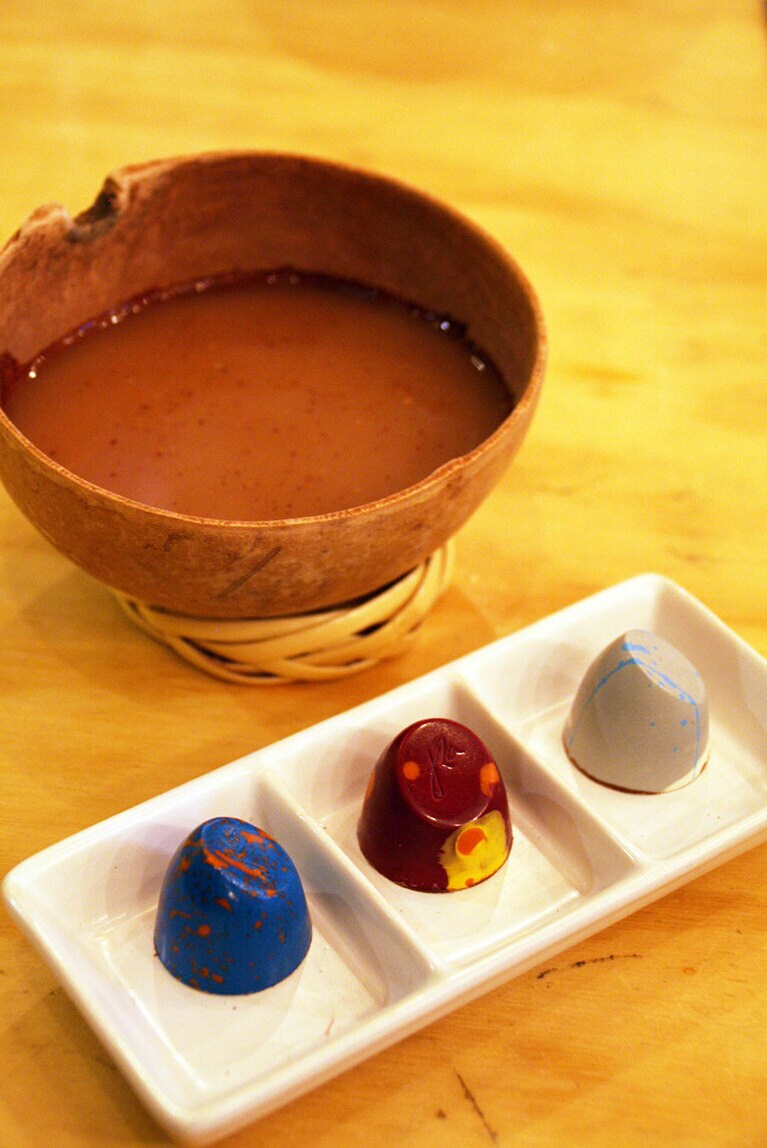 左からブドウ、マンゴー×チレ(トウガラシ)、ローズマリー×はちみつ。向こう側の器のドリンクは「ポソル」というカカオとトウモロコシのメキシコの伝統的な飲み物。