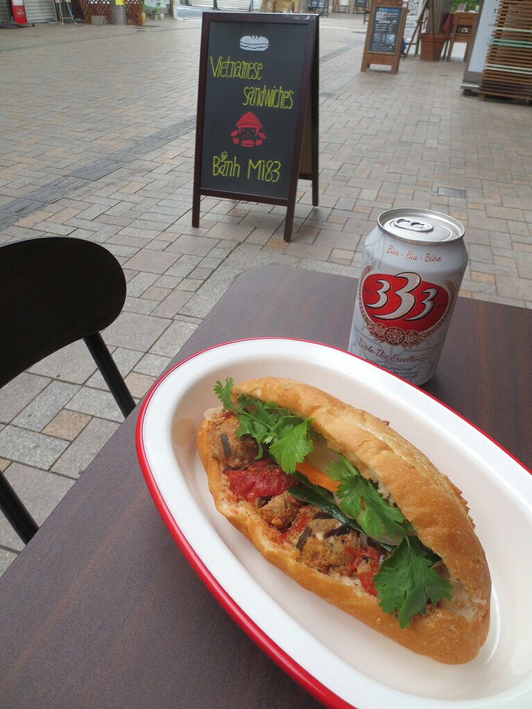 元町商店街6丁目。夏は、店の前のテラス席でバインミーとベトナムビール333を。ビールのアテにオススメの「シウマイのバインミー」700円。