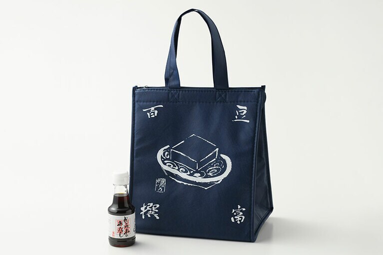 セットにはオリジナル保冷バッグと「とうふのおだし」付き。
