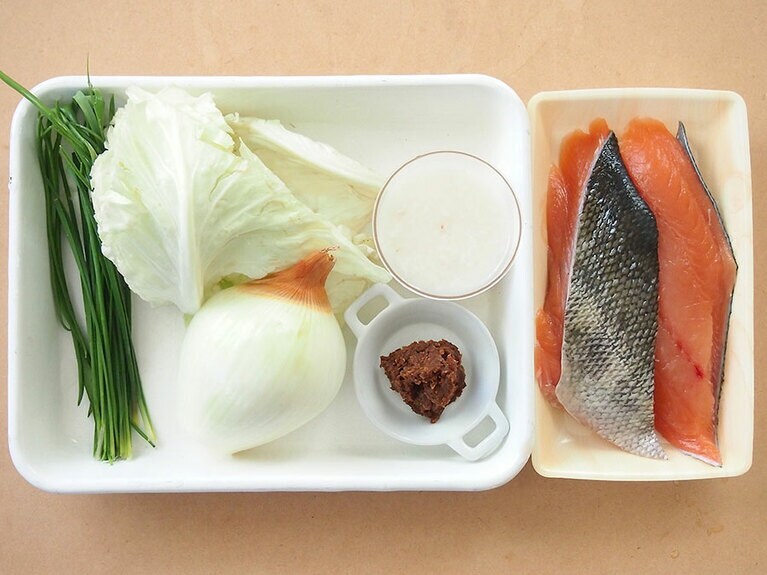 鮭は味噌と甘酒につけてから加熱すると臭みが取れる。