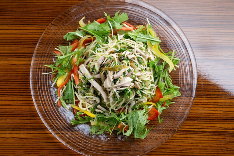 「焼き青唐辛子と蒸し鶏のサラダ涼麺」は2,400円。8月31日までの限定。