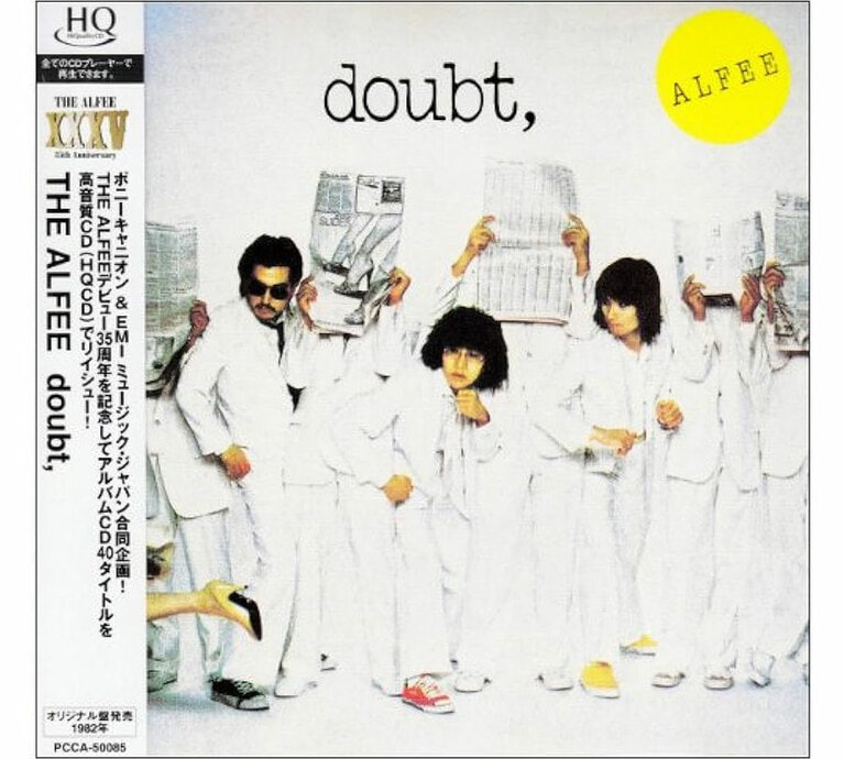 5thアルバム「doubt,」。靴の色が印象的。桜井さんがブラック、坂崎さんがレッド、高見沢さんがイエロー。それぞれのイメージカラーなのかなと思いきや、イメージカラーは特に決まっていないらしい。じゃあペンライト（サイリウム）はどうなっているのかと調べたら、「マラカスライト ミカエルの剣」という、情報量が多すぎるネーミングのアイテムが出てきた。ブルーに光っていたが、パープルの「アクエリアスの涙」というのもあるらしい。アルフィーの沼は深い、深すぎる……。