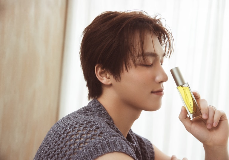 オードトワレ「エッセンシャルセンツ R」を手に。