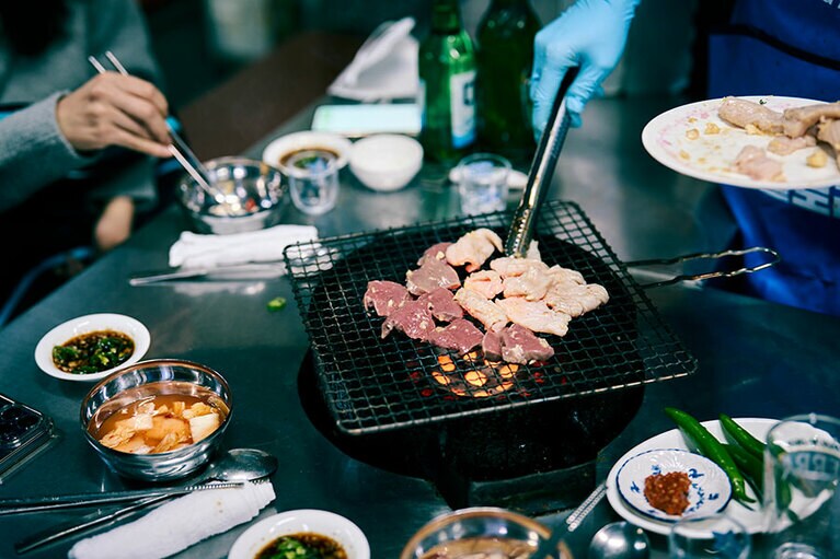 牛の内臓ヤン（ミノ）とコプチャン（小腸）で作るヤンコプチャン。塩とタレから味を選ぶ。