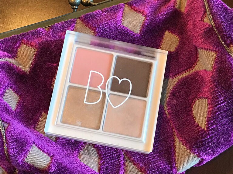 大きさは60mm四方の正方形で、厚さが約12mm(プチプラ美調べ)。小さめポーチでも入れやすく、また、フタが半透明で中の色が見えるのは、探す時に意外に便利。