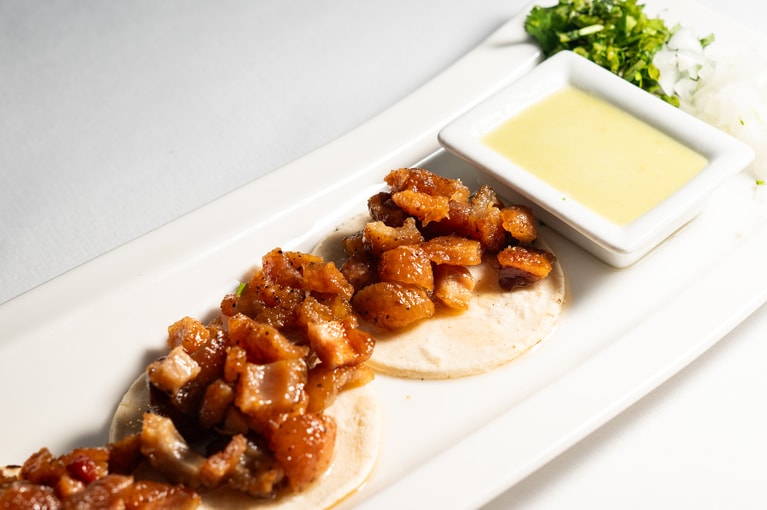 「ダックスキン」。カリカリの豚の皮（チチャロン）を薄焼きのトルティーヤとともに。まるで北京ダックのよう。