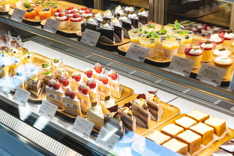 四角いシュークリームや、まるでグラタンのようなシューグラタン、モンブランもここならではの人気スイーツ。
