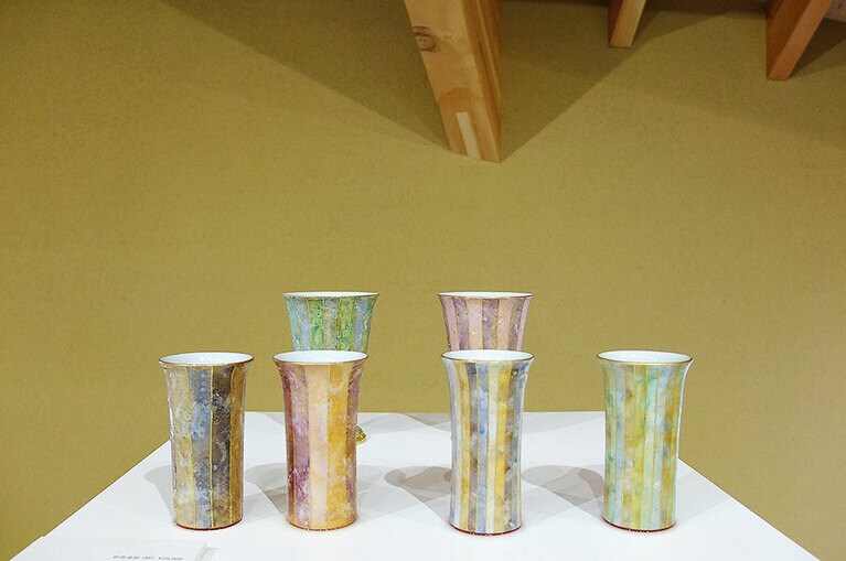 ［CERABO KUTANI］卓越した金彩の技法を受け継ぐ錦山窯4代目、吉田幸央さんの「彩色金彩カップ」。