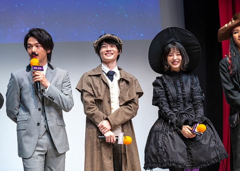 右：浜辺美波。©文藝春秋