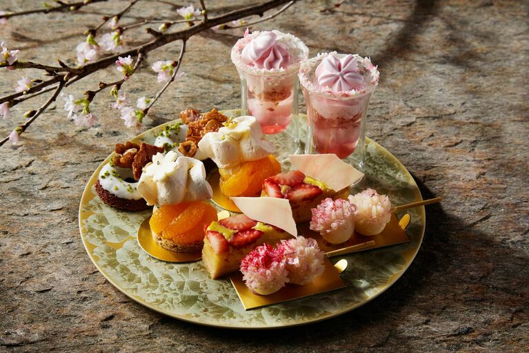 スイーツプレートのイメージ。「桜パフェ」「木苺の串団子」「いちごのタルト」「みかんのパブロバ」「チョコレートドーナツ」の全5種。