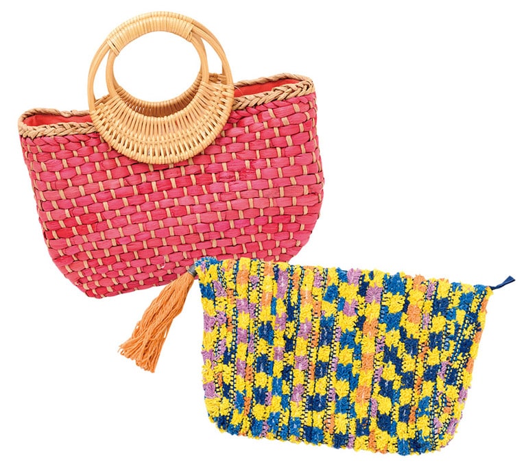 左から：かごバッグ 58ドル、クラッチポーチ 48ドル。