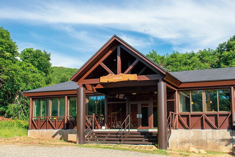 START！　集合場所は「沼尻高原ロッジ」に併設された「cafe & activity nowhere」。登山靴はレンタル可。