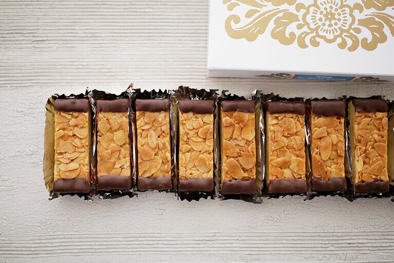 アーモンドチュイル 1本9個入り×2本 2,450円(税込)／タカセ　※賞味・消費期限：1カ月