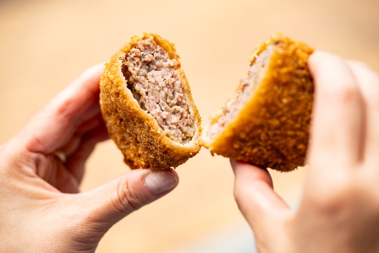 お肉の旨味を引き立てる薄めの衣が特徴的。