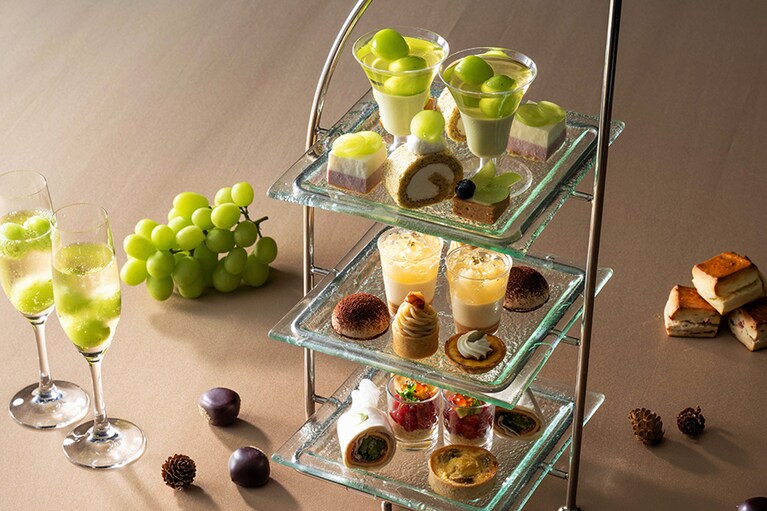 「シャインマスカットのアフタヌーンティー」のイメージ。シャインマスカット入りスパークリングワイン1杯＆25種のカフェフリー 1名7,500円、25種のカフェフリー 1名6,300円、コーヒーまたは紅茶付き 1名5,500円（すべて税・サ込）。