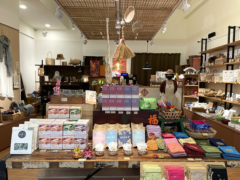 店内にはさまざまな商品が所狭しと並んでいます。