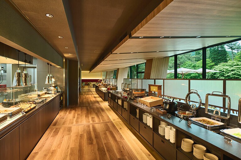 1階のビュッフェレストラン「フォンテンブロー」。朝食は7:00～9:30、夕食は前半17:00～17:30スタート、後半19:30～20:00スタート。