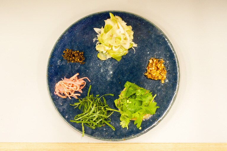 薬味 350円。上から時計回りに、生ザーサイ、ネギソース、白芝麻ダレとパクチー、きざみ大葉、紅生姜、粉辣油。