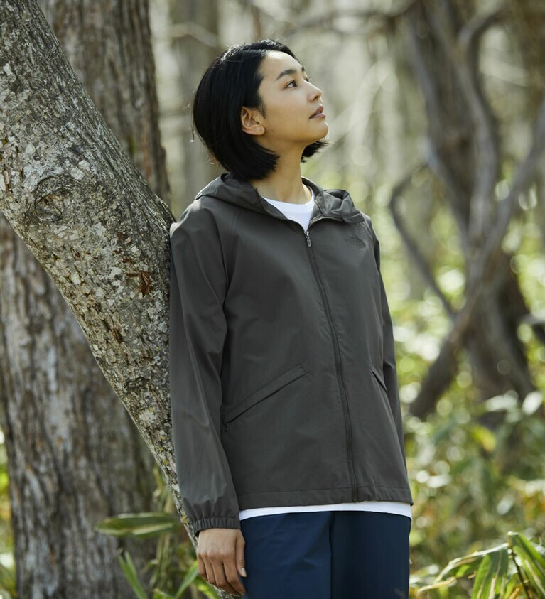 L/S Clad Shirt 18,700円。肌への刺激が少なく、洗濯耐久性にも優れた虫よけ加工を採用したジャケット。肌触りの柔らかな着心地も特徴で、季節を選ばず着用できる。通気性もよく、UVケア機能付きで、パッカブルにもなるのでキャンプからタウンユースまで、常に持ち運びたくなるウェア。