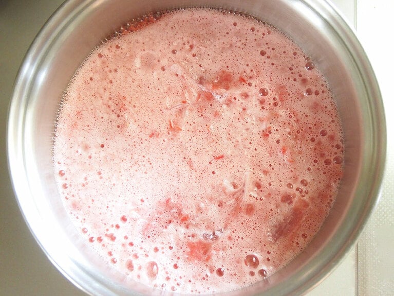 （4）（3）のトマトを計量し、合計800グラムになるように水を足します。鍋に移し入れて、（2）の棒寒天を入れ、弱火で加熱します。