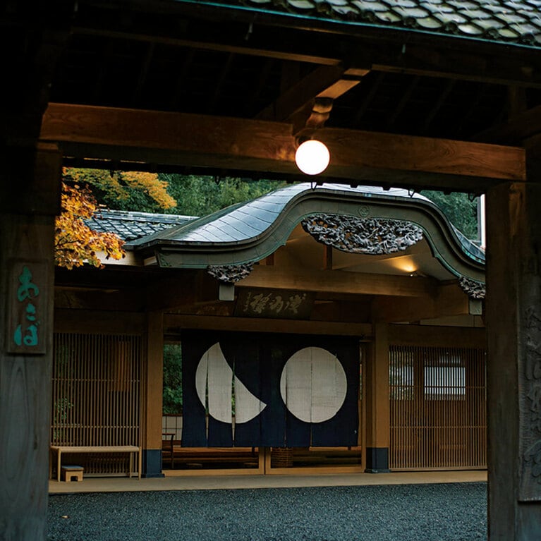 藍染めが美しいのれんの柄は、あさばをまさに象徴した潔く美しい意匠。