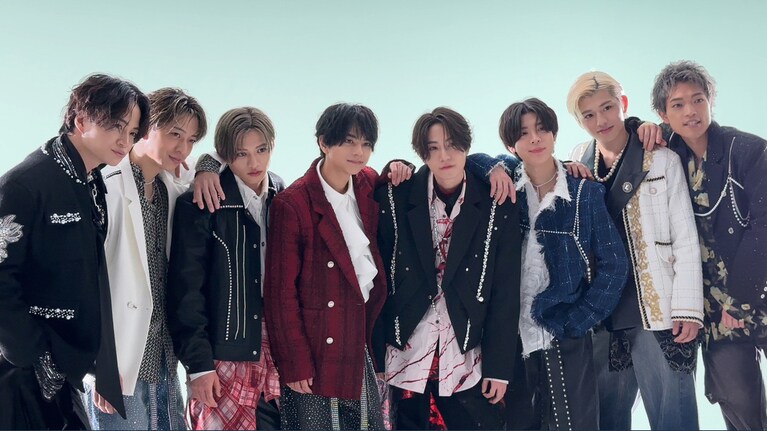 左から菊池さん、寺西さん、猪俣さん、佐藤さん、橋本さん、松島さん、篠塚さん、原さん。「timelesz」公式Xより。