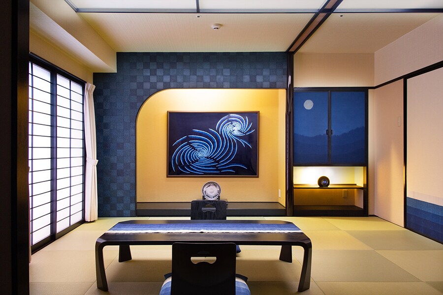 徳島県、阿波藍の匠〈阿波藍魅力創造発信プロジェクト〉、「アオアヲ ナルト リゾート」のコラボレーションによって誕生した、「阿波藍ルーム」の一例。