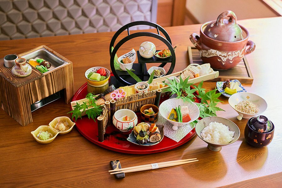 朝食では、京丹波のコシヒカリや手作り豆腐の湯豆腐、京都の白味噌と自家製合わせ味噌の味噌汁など、京都に古くから根付く食文化の真髄を体感できる。※写真はイメージ。季節によって内容の変更あり。