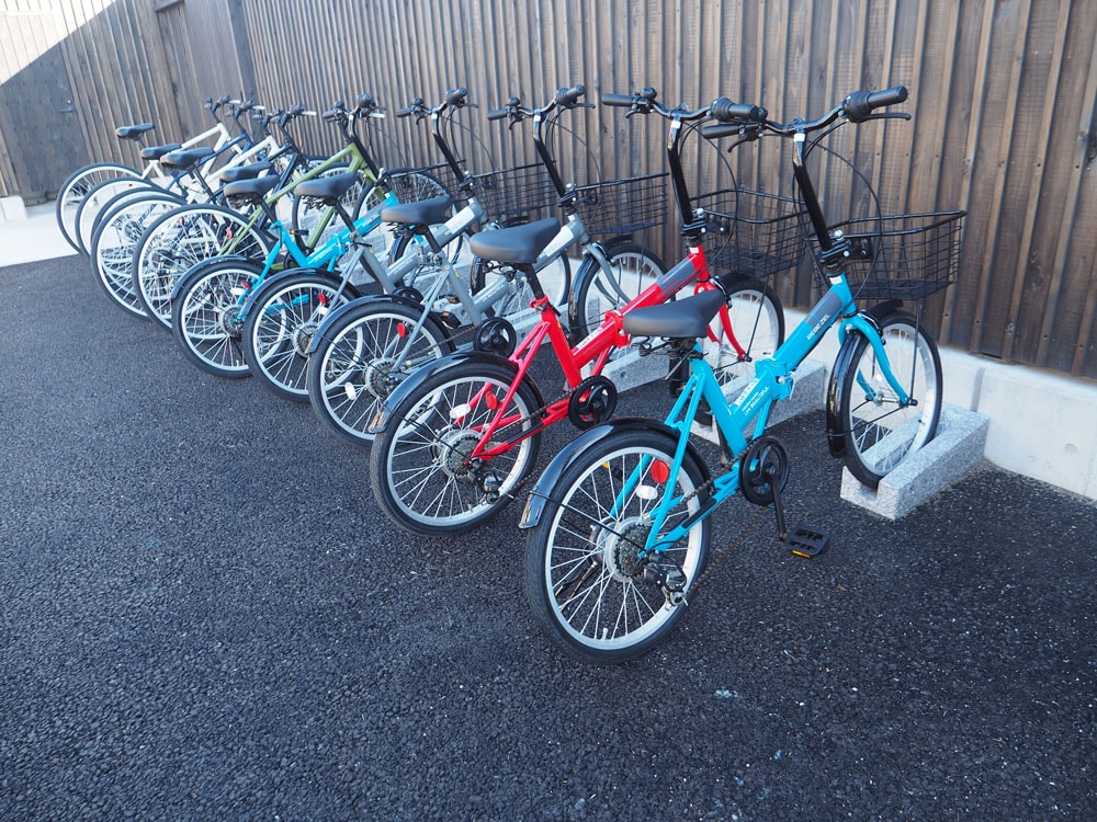 鍵の付いていない自転車が10台用意されている。宿泊者は無料で自転車を借りることができる。
