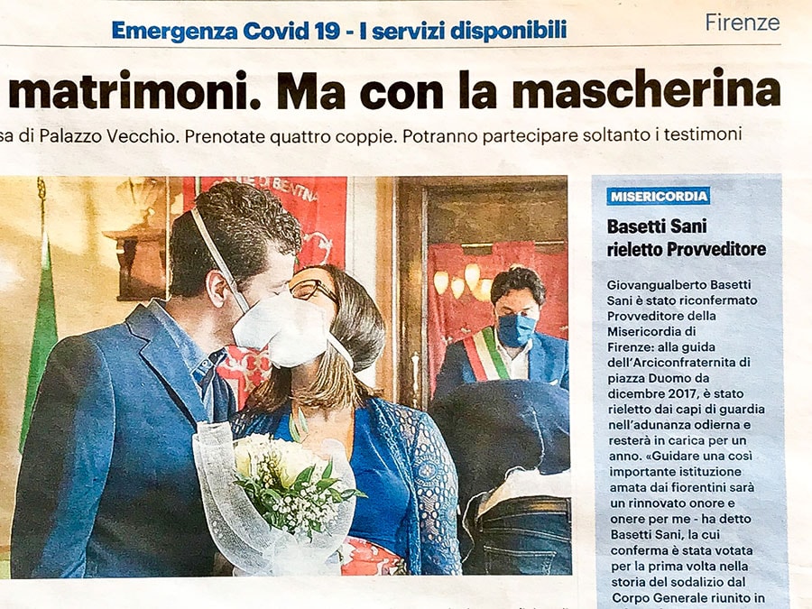 フィレンツェ市庁舎、ヴェッキオ宮殿内の挙式場「赤の間」の外でキスする新婚さんカップル。