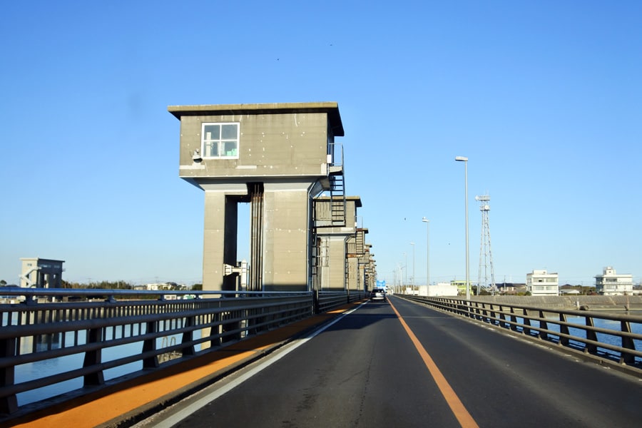 銚子へ向かう途中、利根川を渡る常陸川水門。