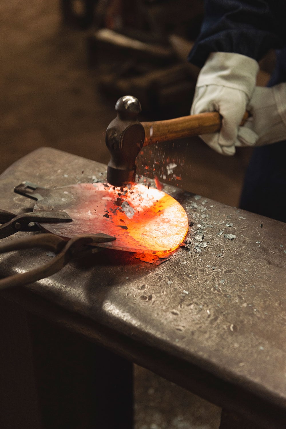 1,000度以上の高温に熱した金属をハンマーなどで叩いて成形する自由鍛造体験ができる。https://cocinero.jp/