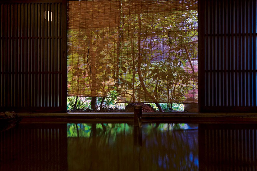 【黒川温泉 いこい旅館】檜の大きな丸太を組んだ女性専用内湯・檜風呂。田の原川沿いにあり、川の流れる音が迫力満点に響く。